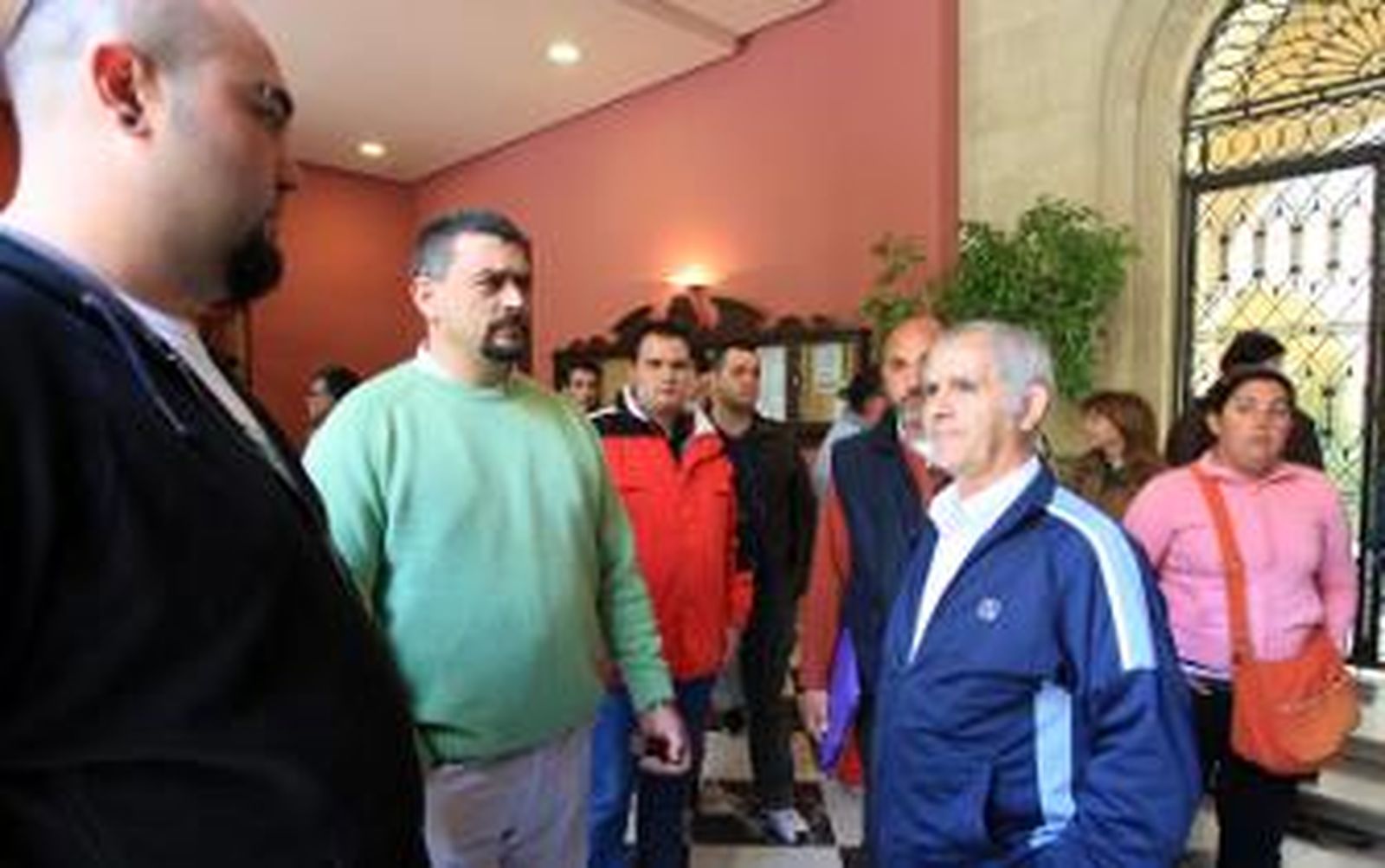 Parados exigen un empleo tras 'tomar' la entrada del Consistorio