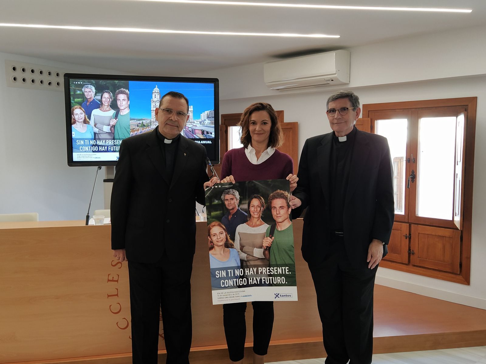 El ecónomo diocesano, Rafael Carmona; la portavoz de la Diócesis de Málaga, Ana Medina y el vicario general, José Antonio Sánchez, presentan las cuentas de 2018 en el edificio Císter.