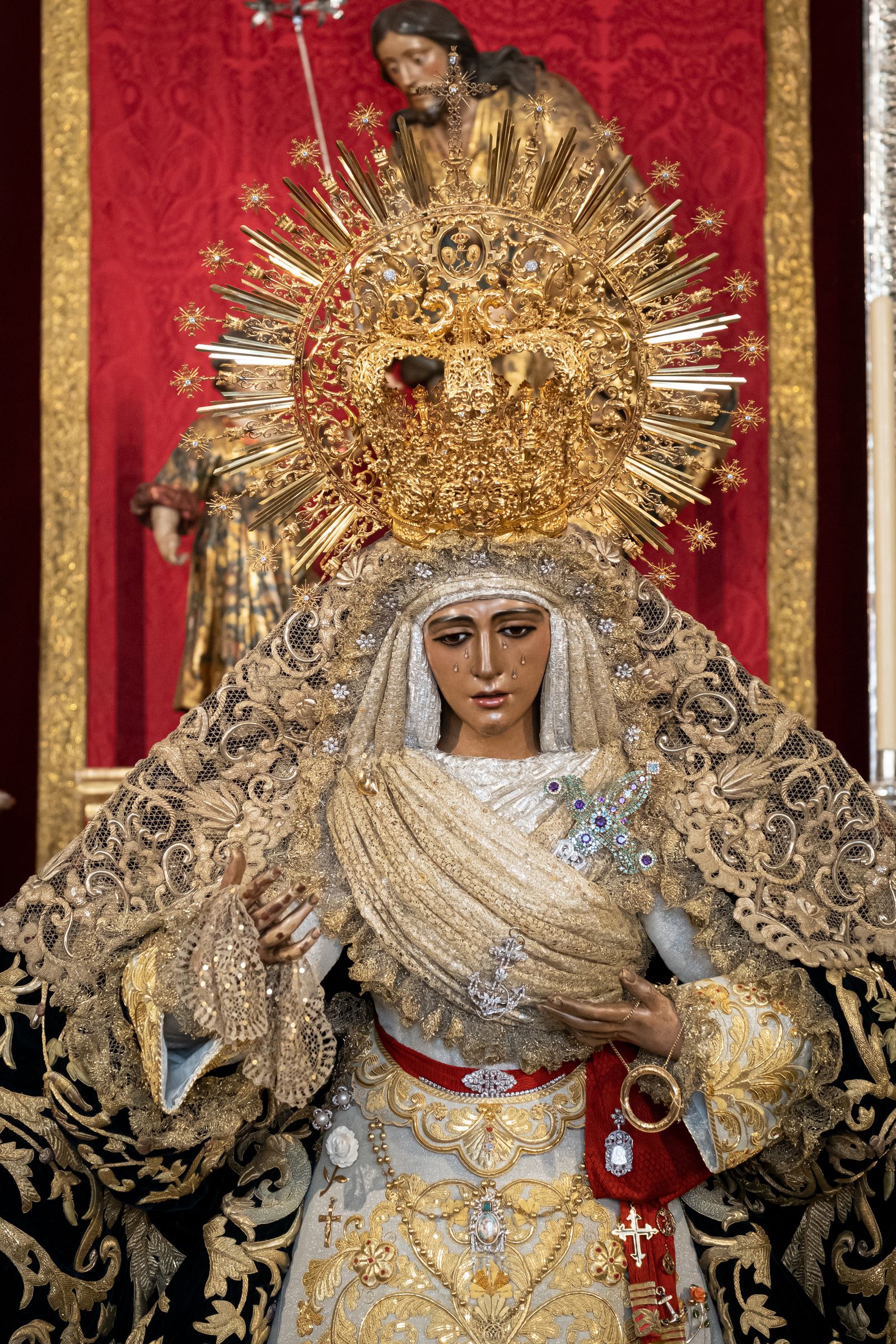 La Esperanza de Triana en su besamanos, en imágenes