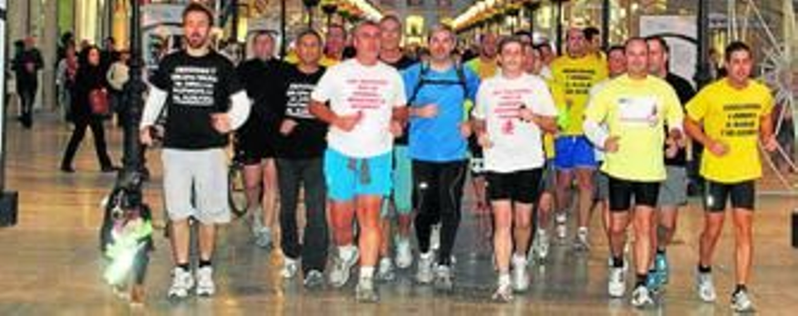Agentes de la Policía Local, de marcha por el centro de Málaga, en protesta por los ajustes anunciados por el Ayuntamiento.