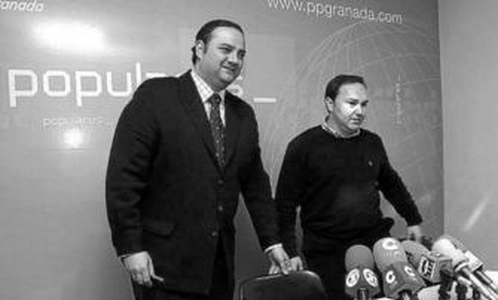 Alfonso Ceballos, ex portavoz del PP en Peligros, a la derecha, con el alcalde de Albolote, Pablo García.