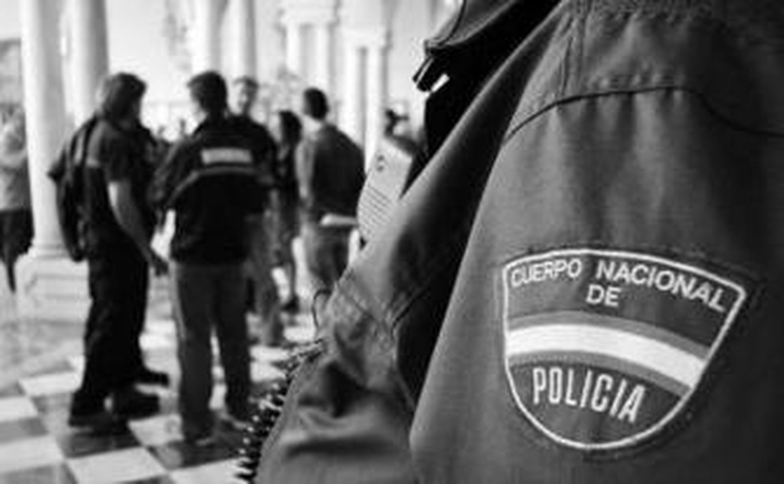 Un policía observa a los bomberos en el Patio Barroco de la Diputación.