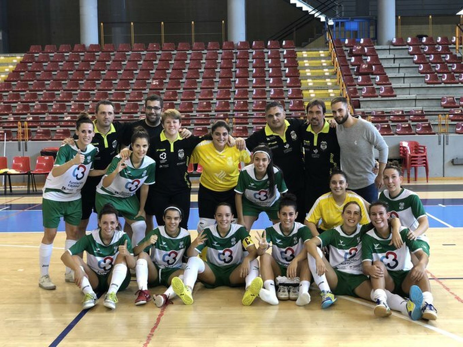 La plantilla y el cuerpo técnico del Deportivo Córdoba celebran la victoria en Vista Alegre.