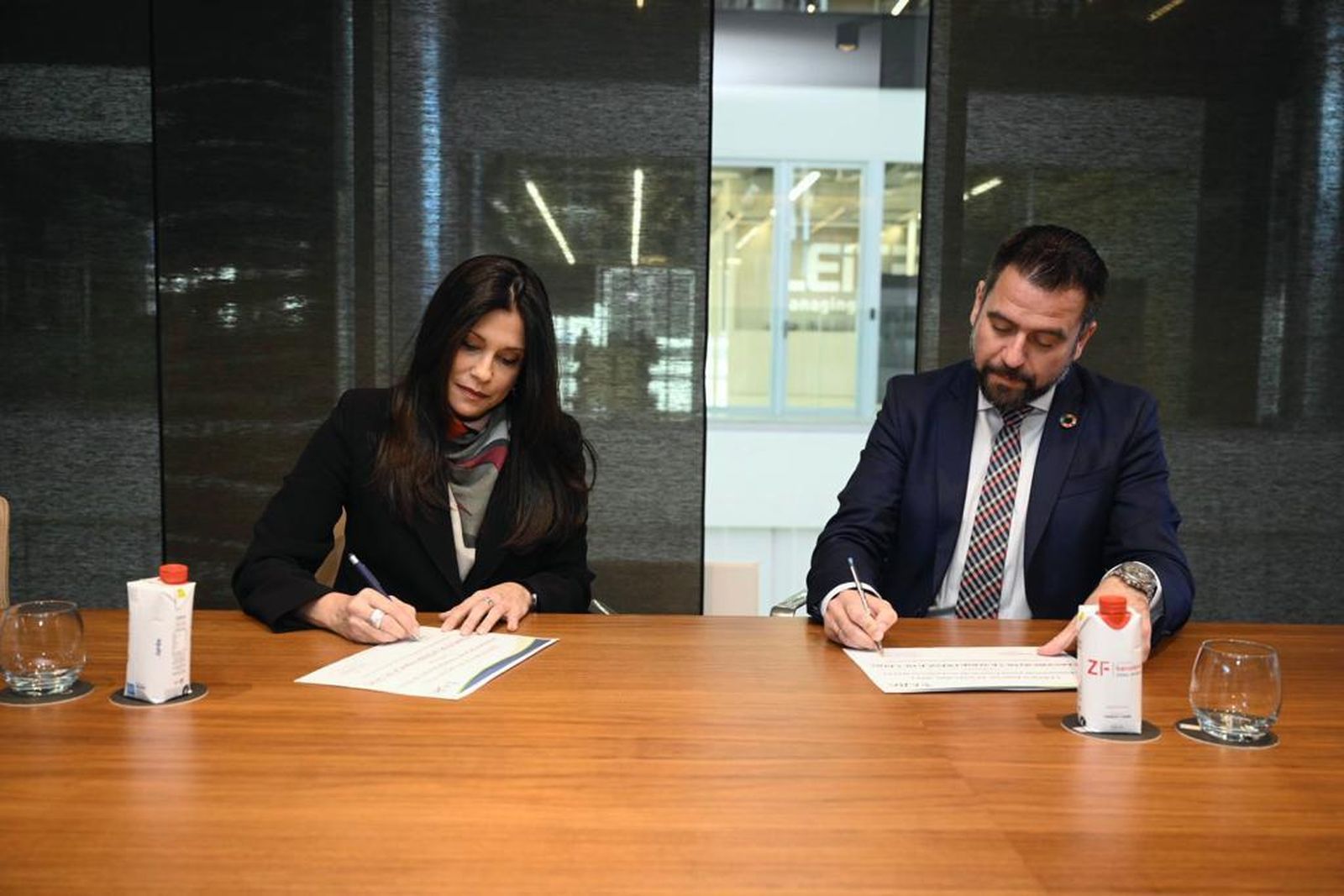 El delegado del Estado, Fran González, ha firmado la incorporación en el marco de la Conferencia de Zonas Francas de las Américas que se celebra en Barcelona.