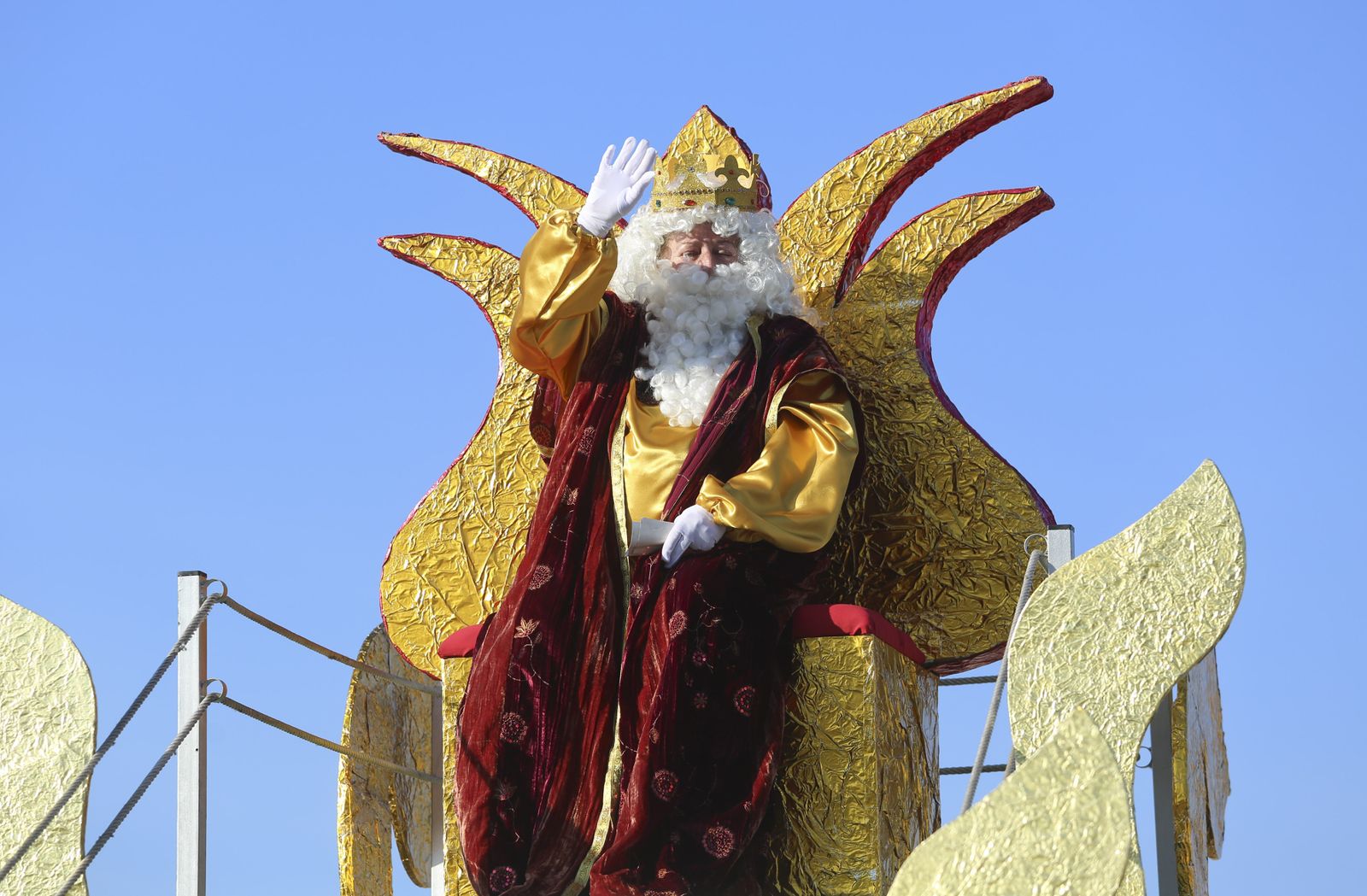 La cabalgata de Reyes recorre Puerto de la Torre, en Málaga, en fotos
