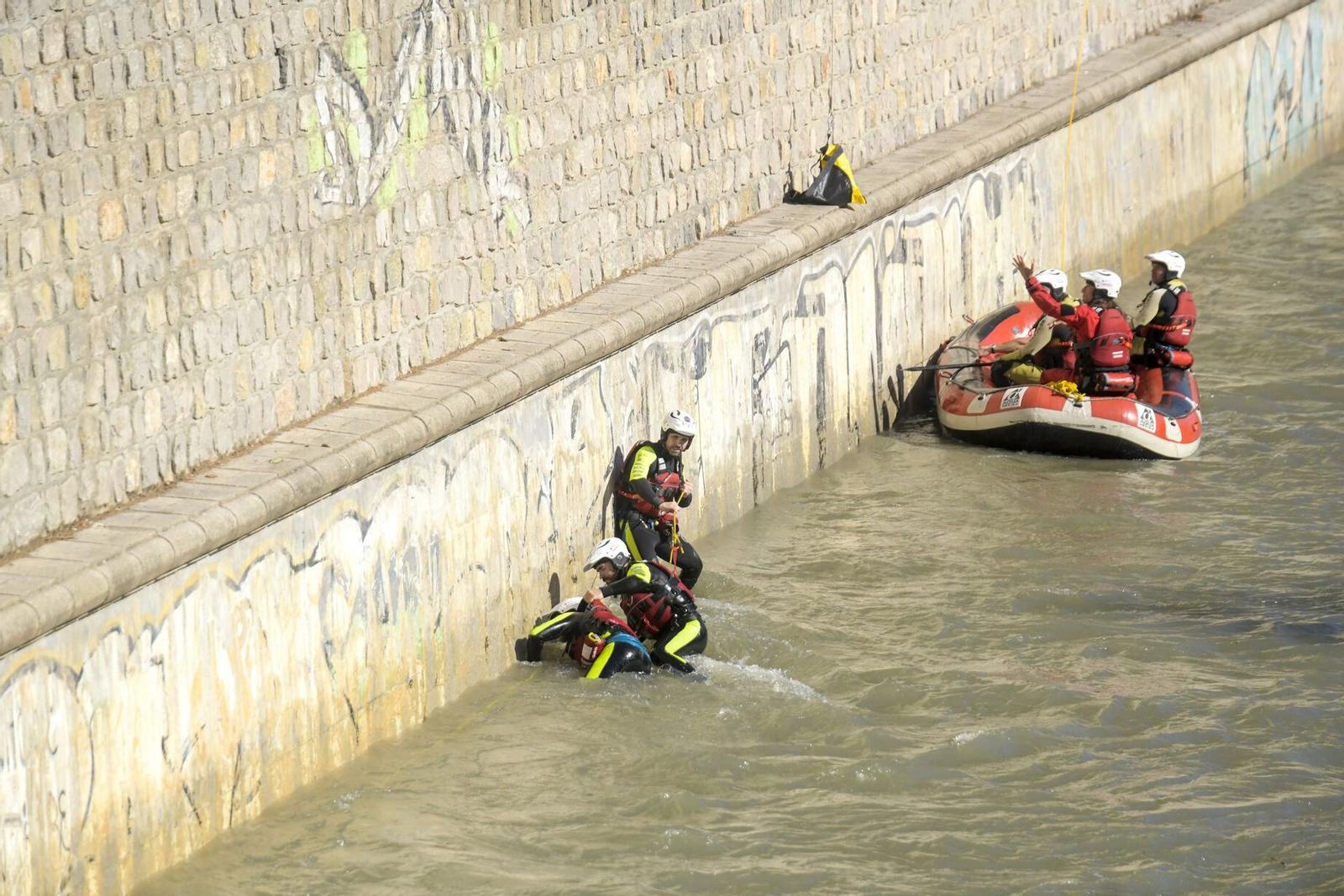 Así ha sido el simulacro de rescate en el río Genil de Granada