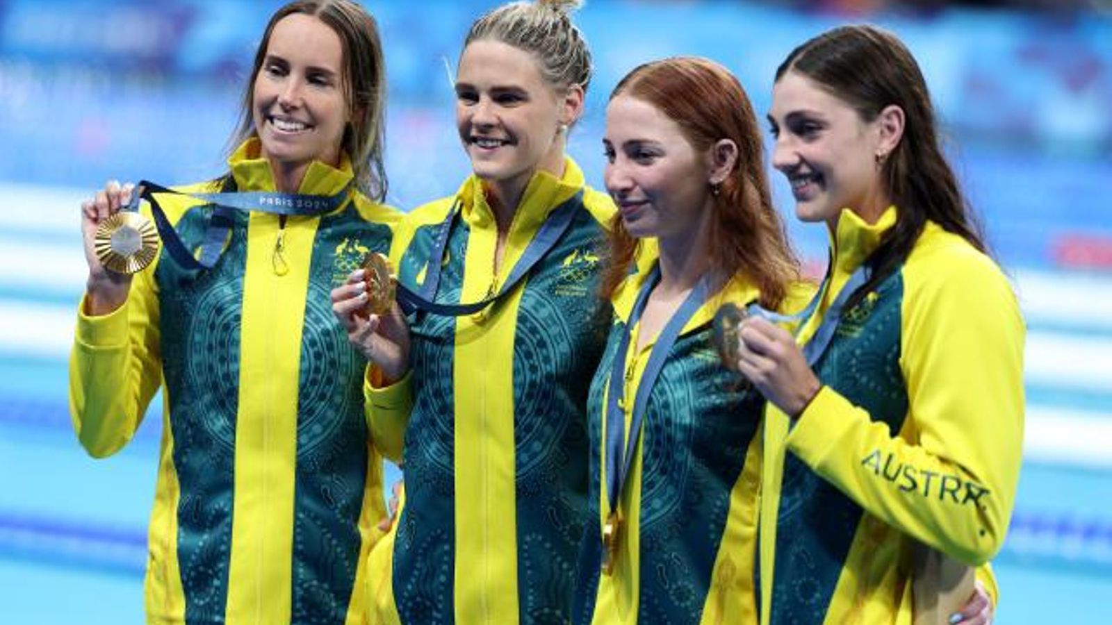 Las nadadoras australianas, en el podio con sus medallas de oro.
