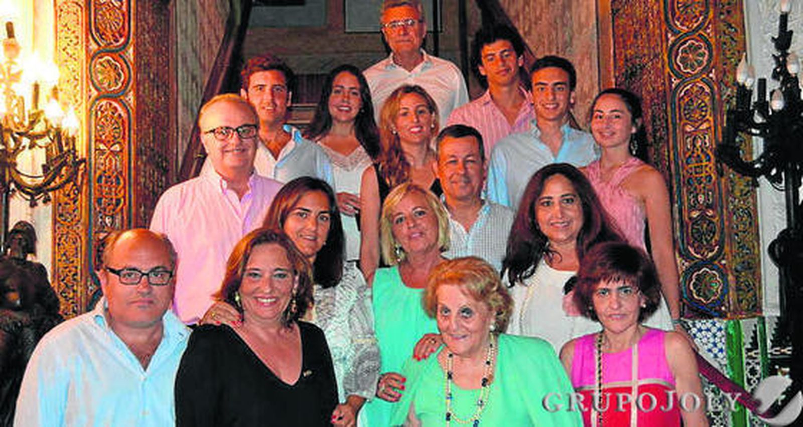 La matriarca con sus hijos Lourdes, María José, Antonio, Nuria y Javier Marín Fernández  y sus nietos.

Foto: Ignacio Casas de Ciria