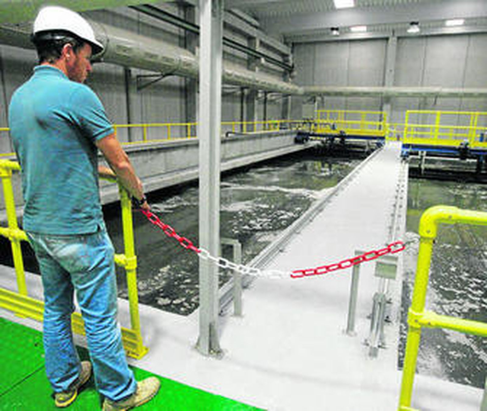 Fotografía de ayer del interior de una de las naves de tratamiento de la depuradora de Algeciras.