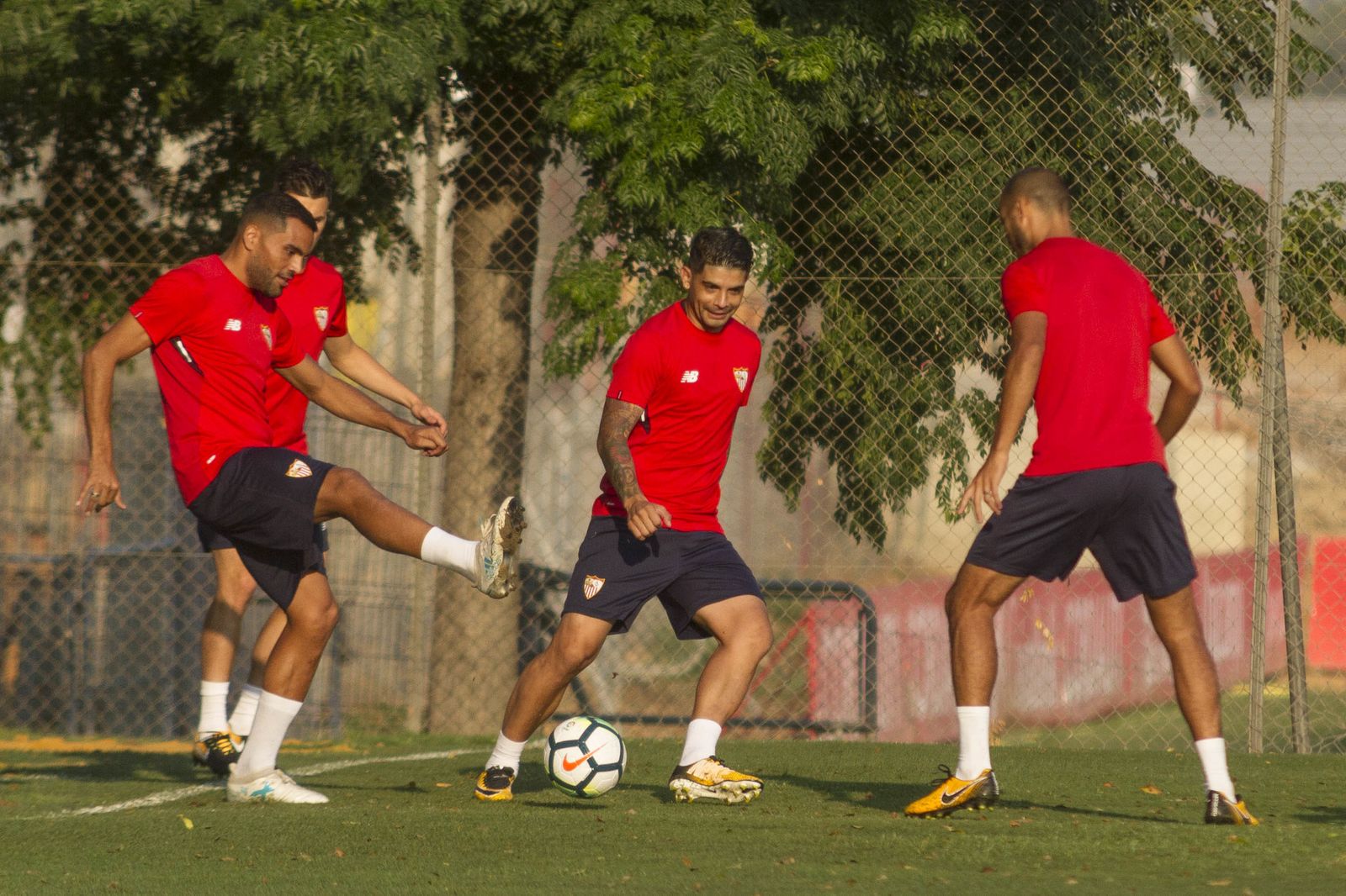 Banega, en el centro, durante el entrenamiento
