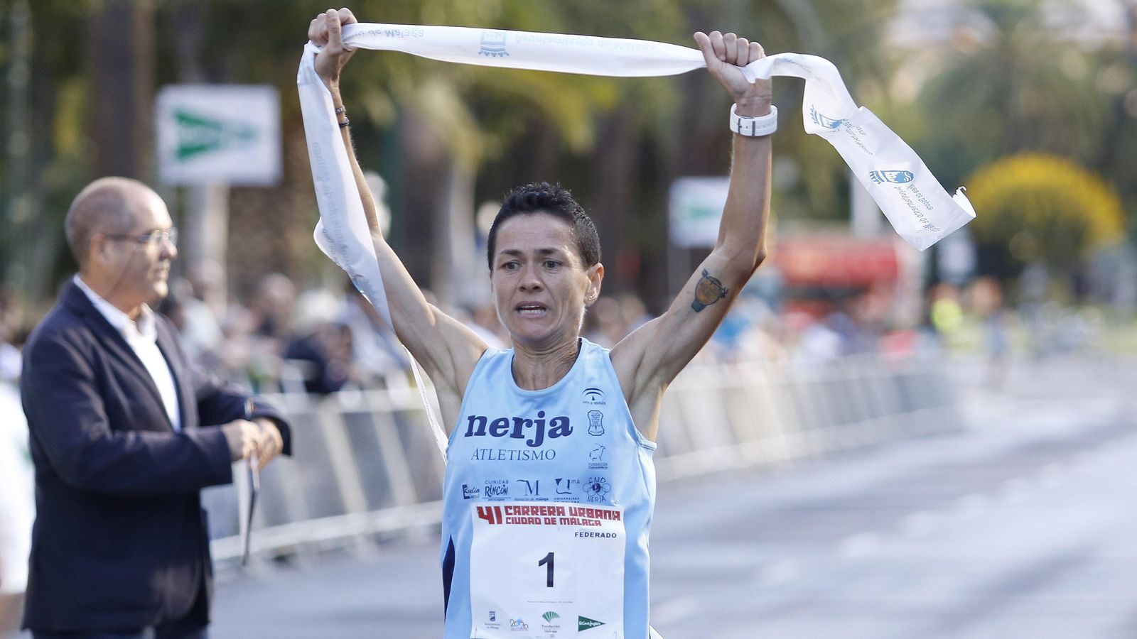 Lola Chiclana cruzando la línea de meta.