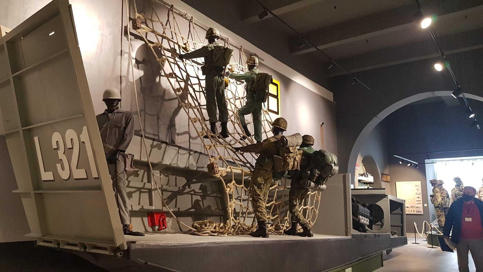 Antigua lancha de desembarco cortada por la mitad para mostrar su uso en la Sala Histórica del Cuartel de Batallones.