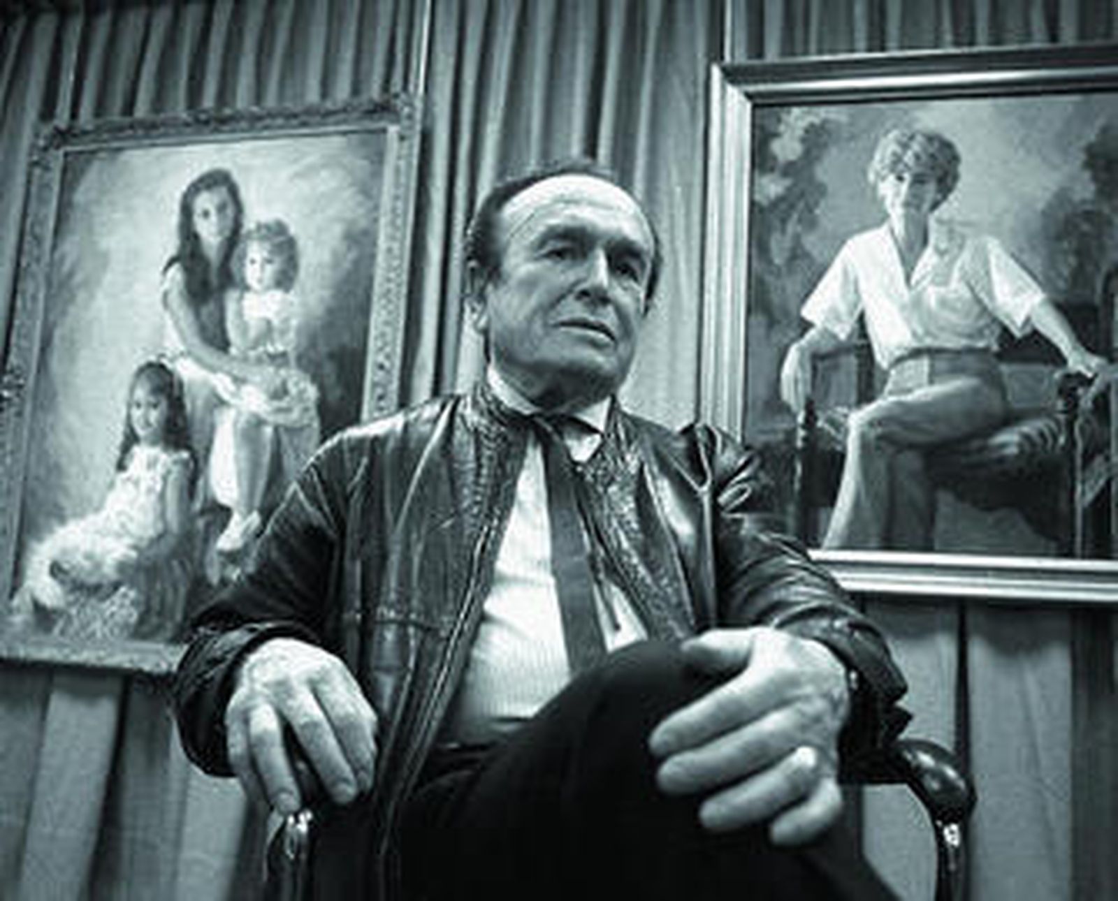 Antonio Torres Bru posa para este periódico durante la inauguración de su exposición antológica del Palillero en el año 2001.