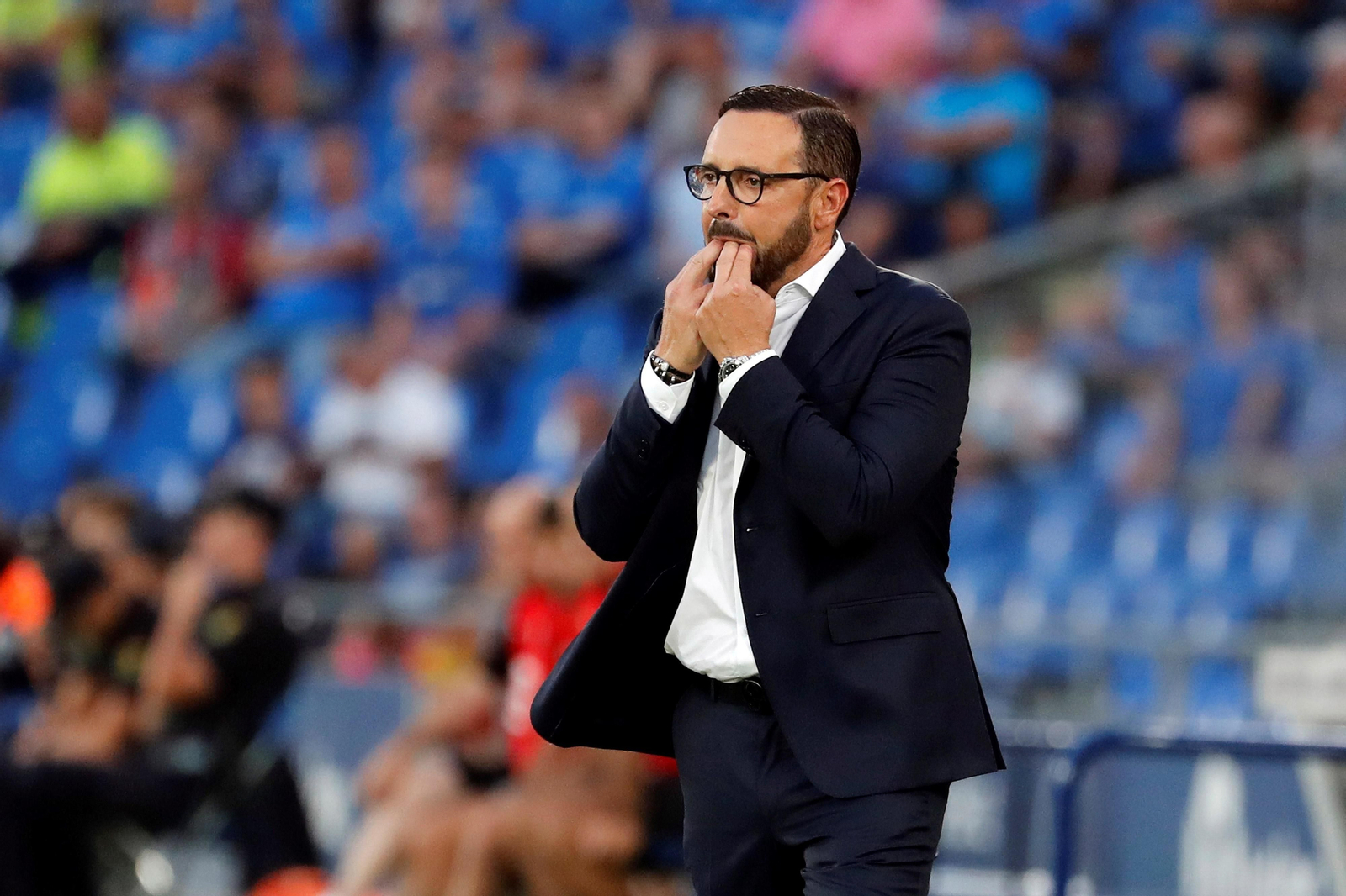 José Bordalás, entrenador del Getafe, silba en el área técnica del Coliseum Alfonso Pérez.