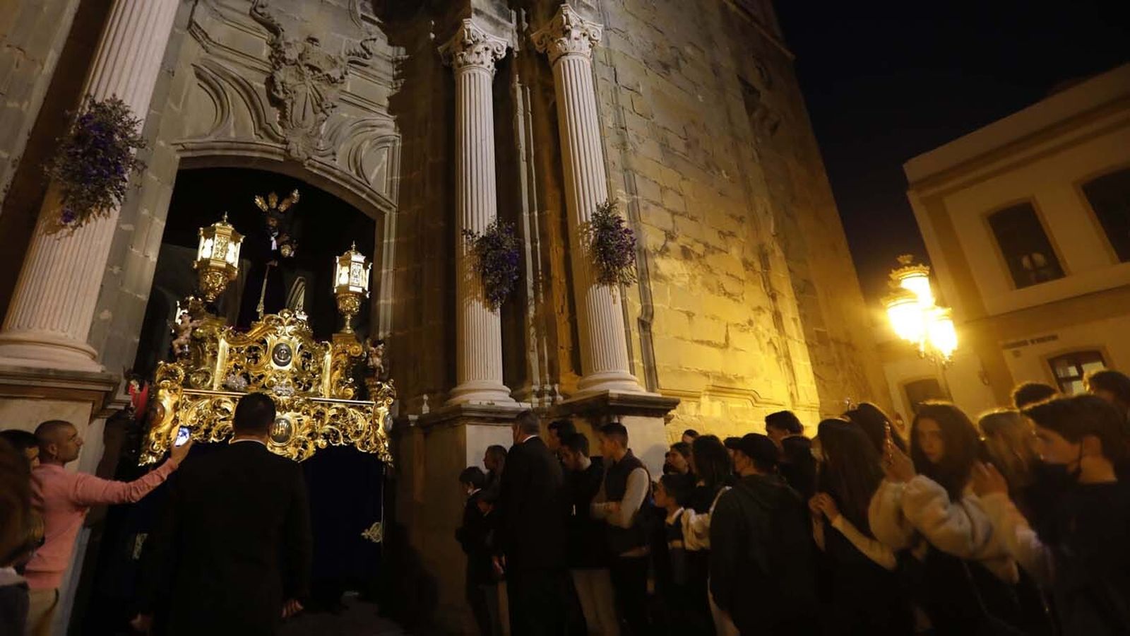Las imágenes del Jueves Santo en Tarifa: Jesús Nazareno y María Santísima Virgen de la Paz