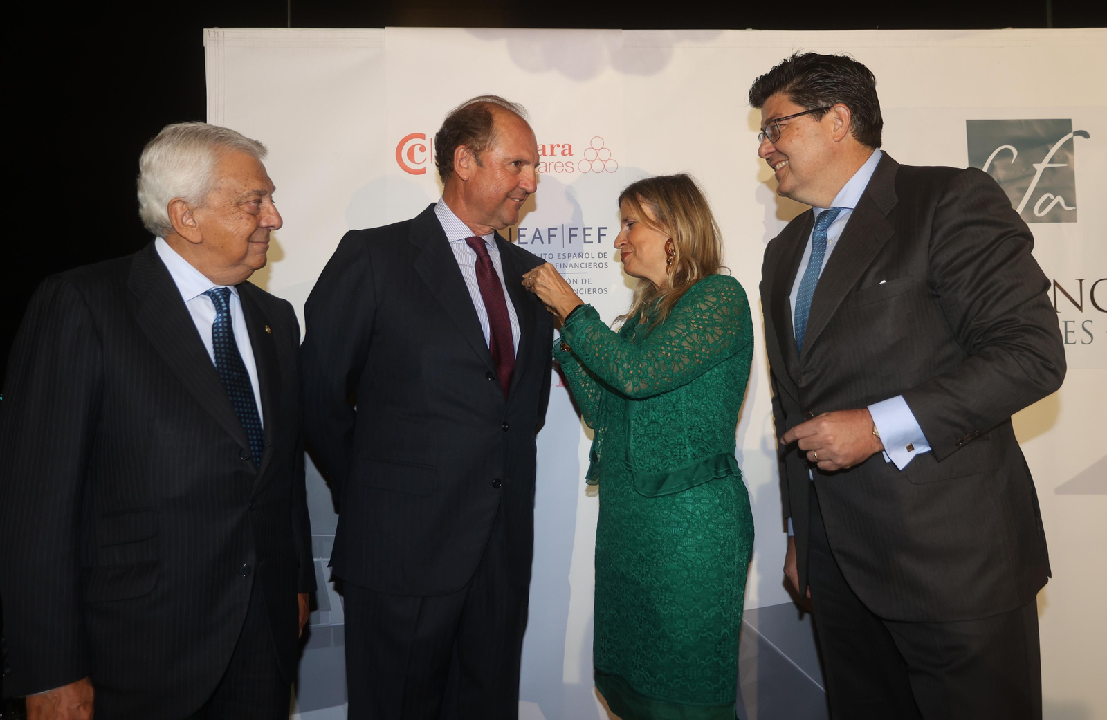 Javier Molina recibe la Insignia de Oro del Instituto Español de Analistas Financieros Javier Molina recibe la Insignia de Oro del Instituto Español de Analistas Financieros