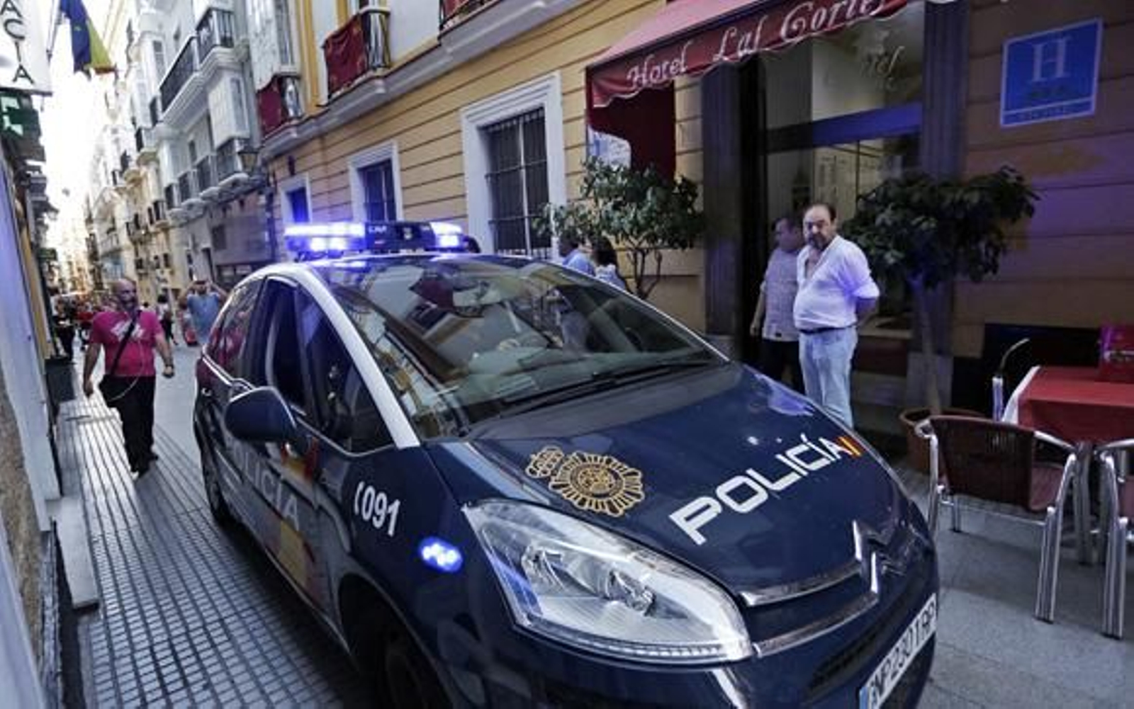 Un coche policial frente al hotel donde tenía lugar el acto que grupos extremistas pretendieron reventar. /Fito Carreto