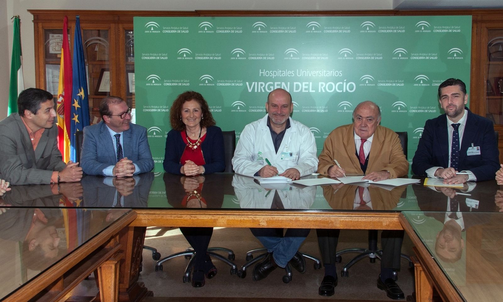 Un momento de la firma entre los representantes de los dos centros sanitarios.