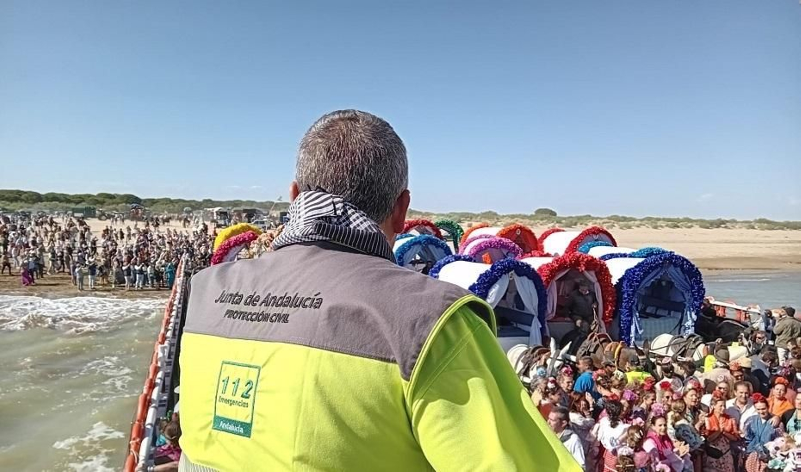 El paso de los peregrinos por el Guadalquivir, este miércoles.