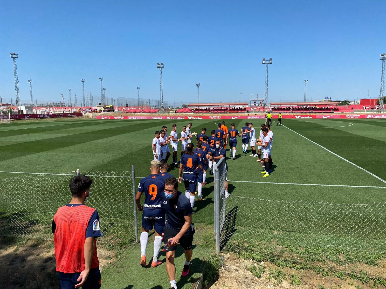 El Sevilla FC hace el pasillo de campeón al Málaga CF.
