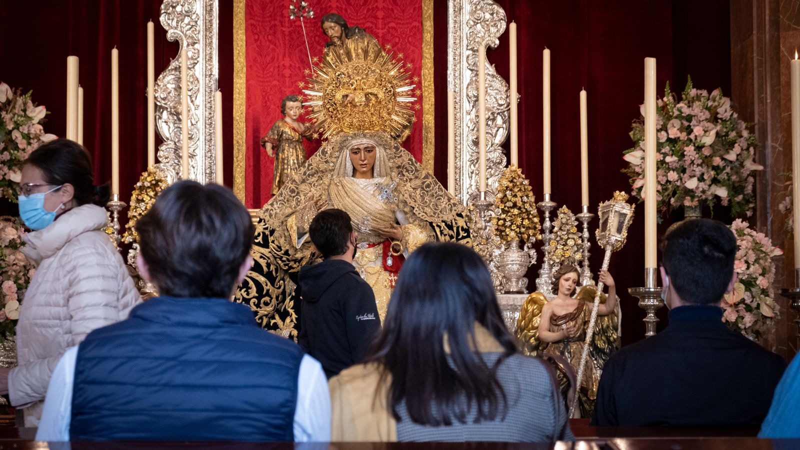 La Esperanza de Triana en su besamanos, en imágenes