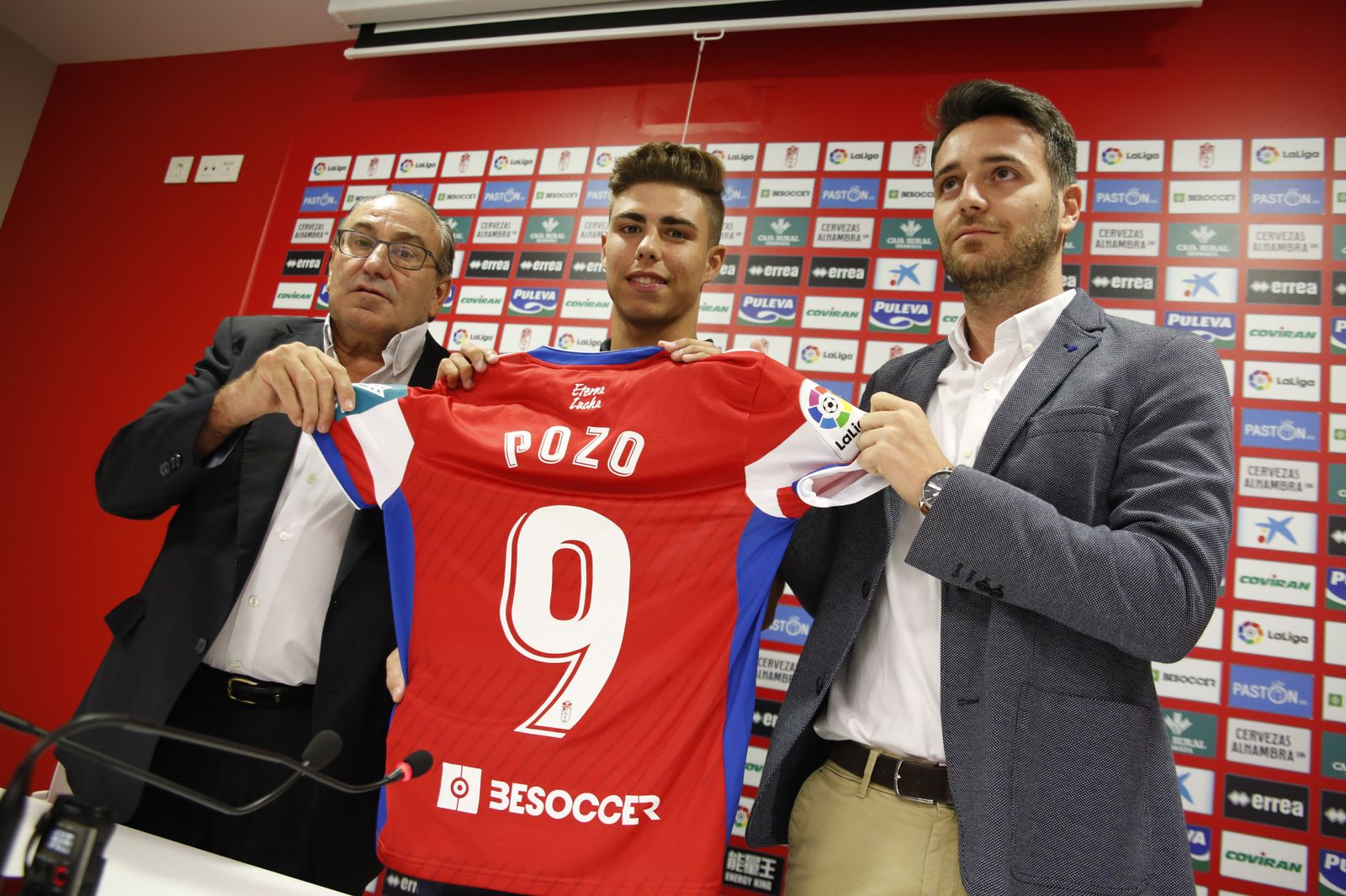 El consejero Pepe Macanás y Fran Sánchez, gerente deportivo, fueron la representación oficial en la puesta de largo de Pozo como jugador del Granada CF.
