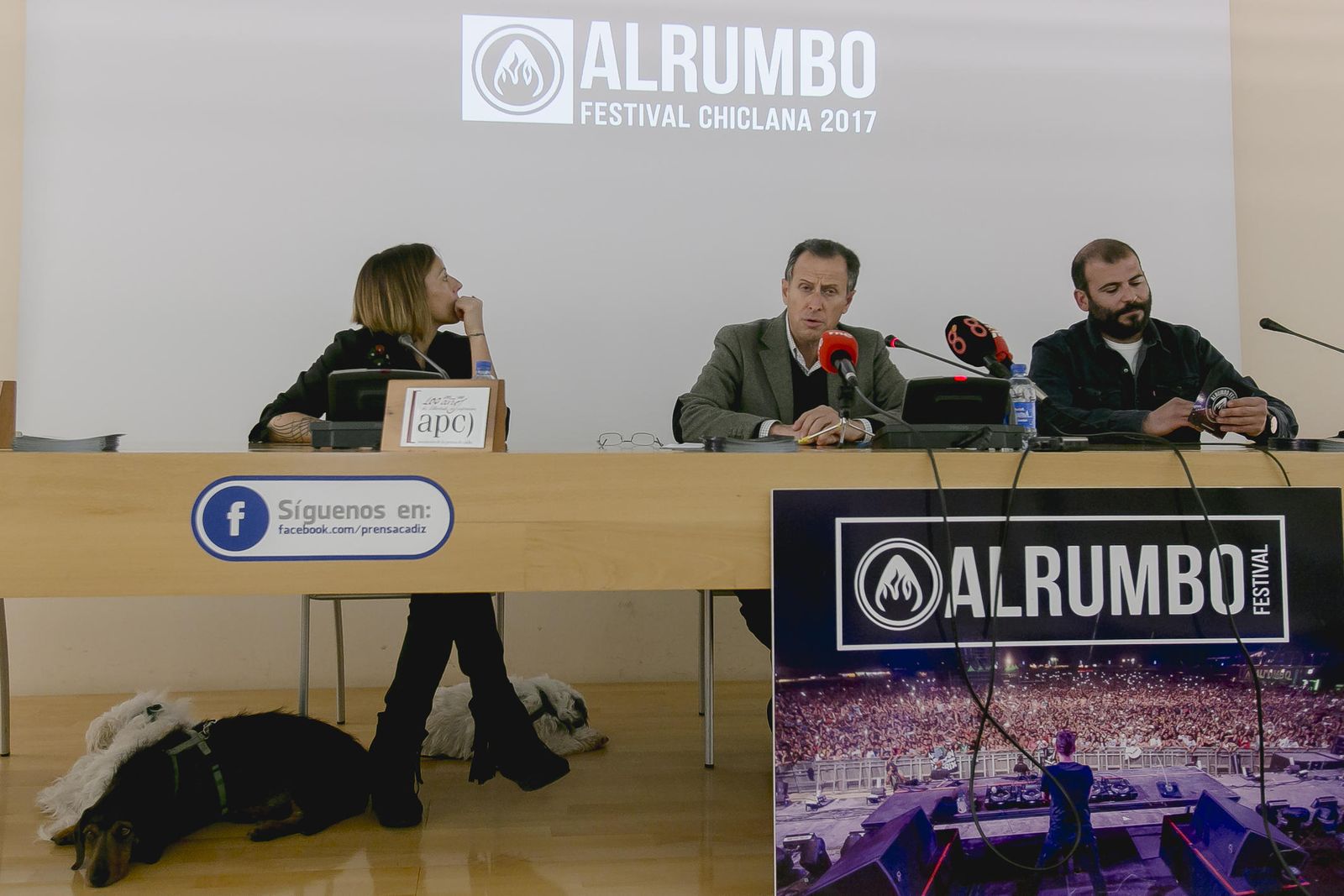 Lamari (con sus perros), el alcalde de Chiclana, José María Román, y el portavoz de Etnirocker, promotor de Alrumbo, José González.