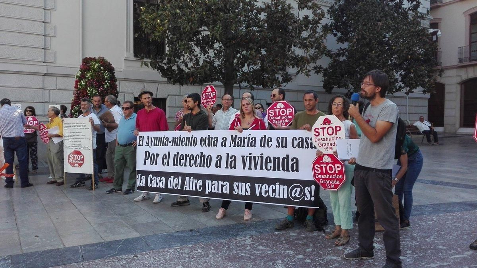 Ayer se manifestaron por una solución para la última vecina desahuciada.