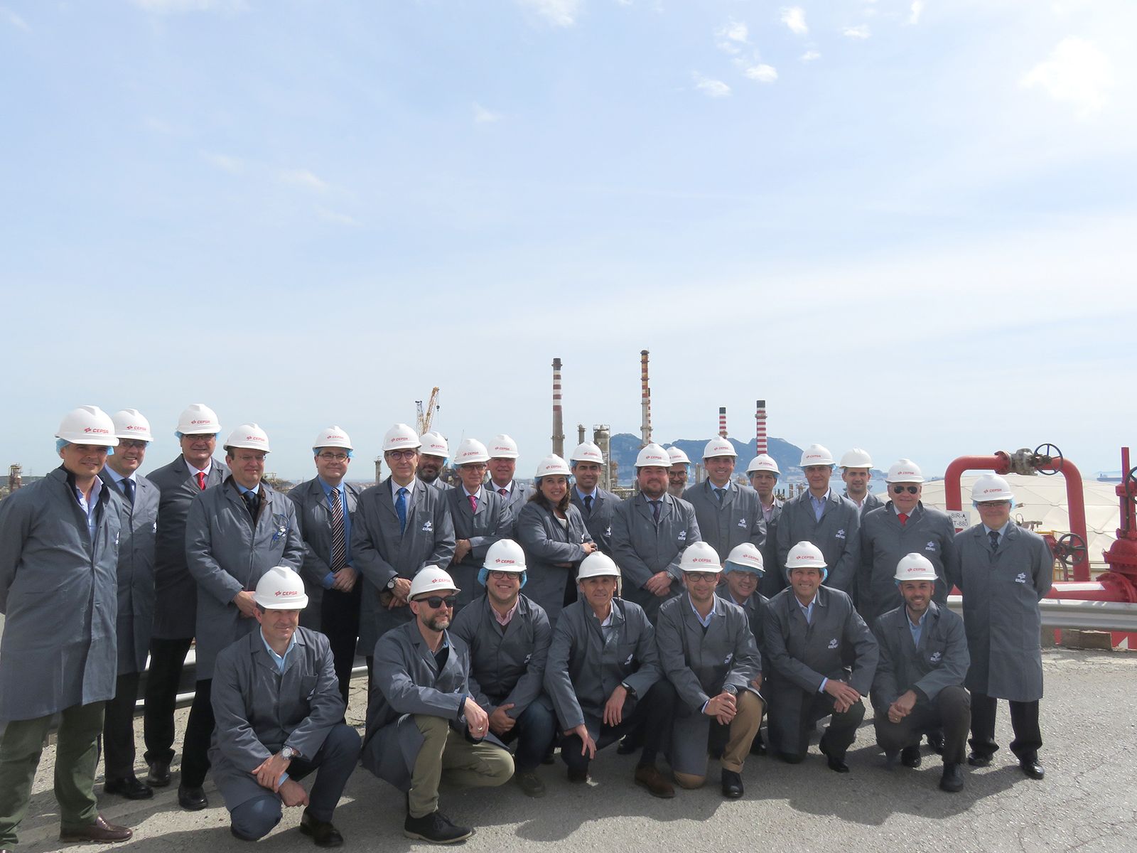 Los representantes de las empresas invitadas a la jornada, este martes en la refinería de Cepsa.