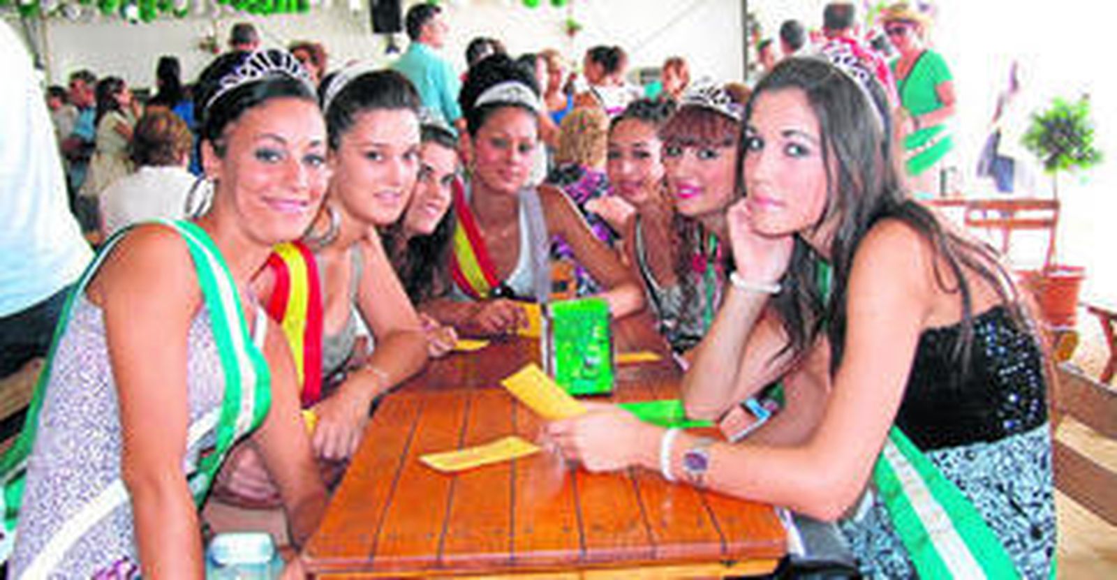 Las más bellas lucen banda y corona en la Feria del Mediodía.