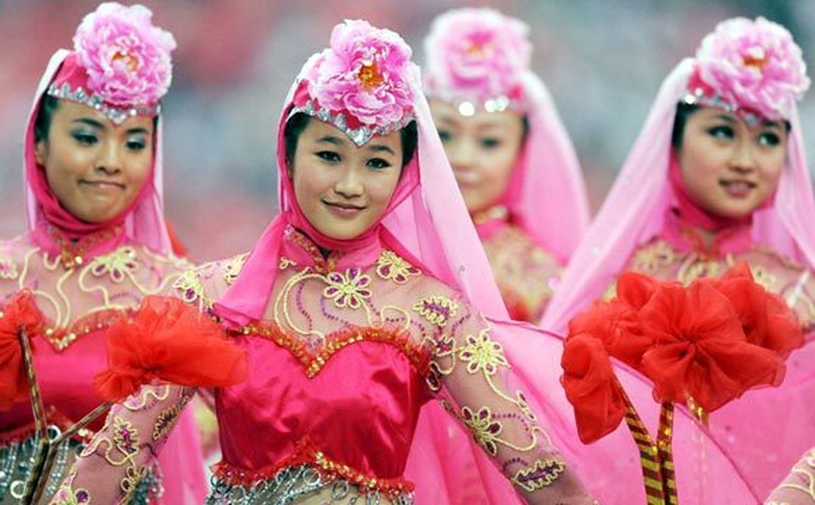 Un grupo de bailarinas actúa durante el espectáculo previo a inauguración de los Juegos. / Frank May (STF).
