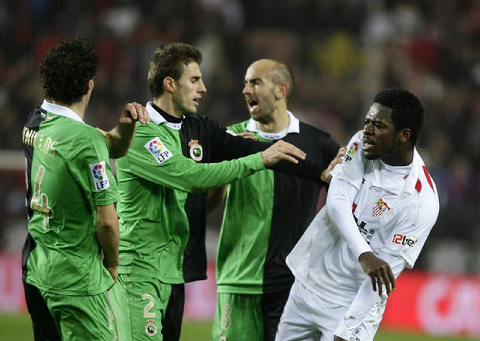 Romaric es separado por los jugadores del Racing tras encararse con uno de ellos. / Antonio Pizarro