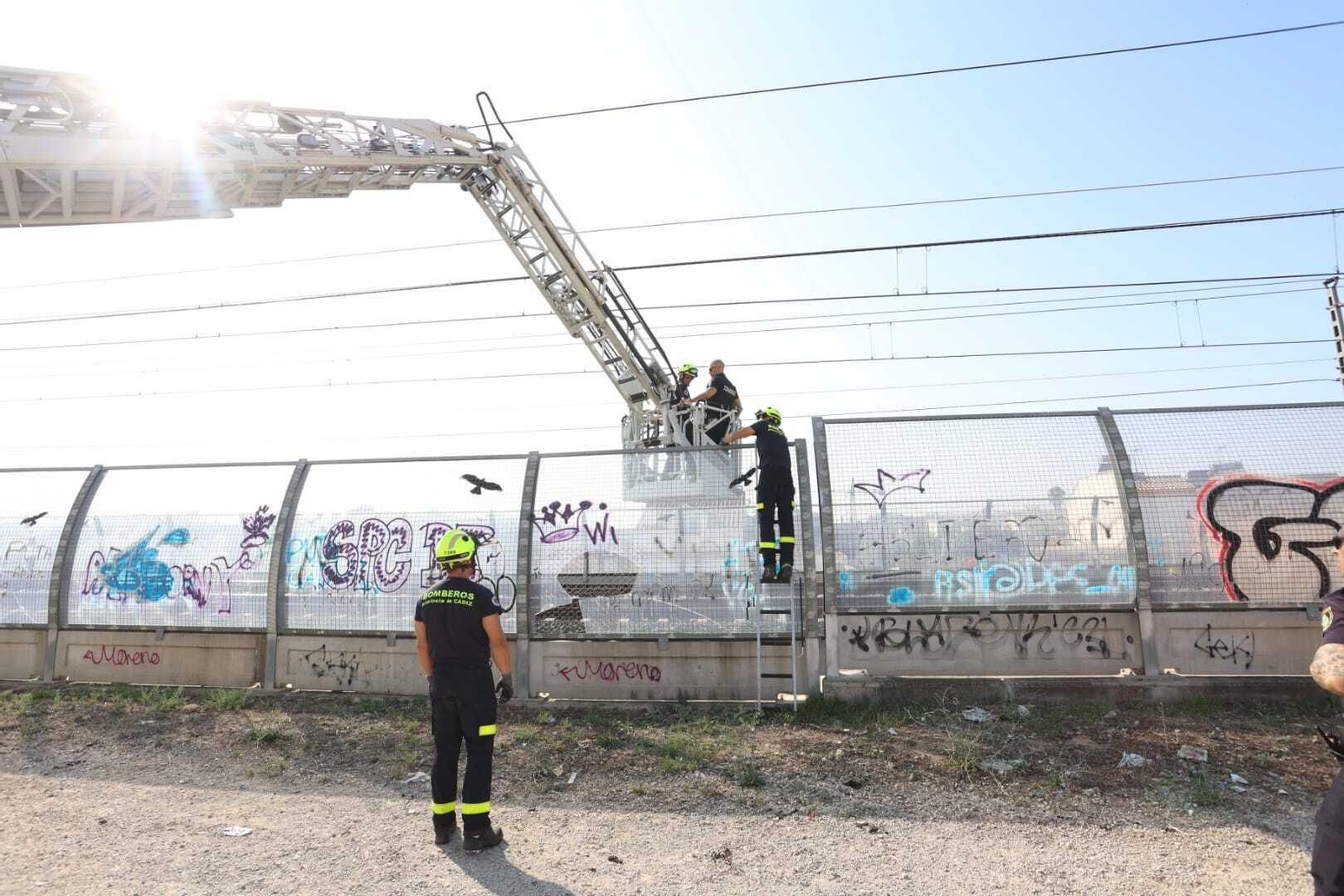 Rescate de un anciano desorientado en las vías del tren