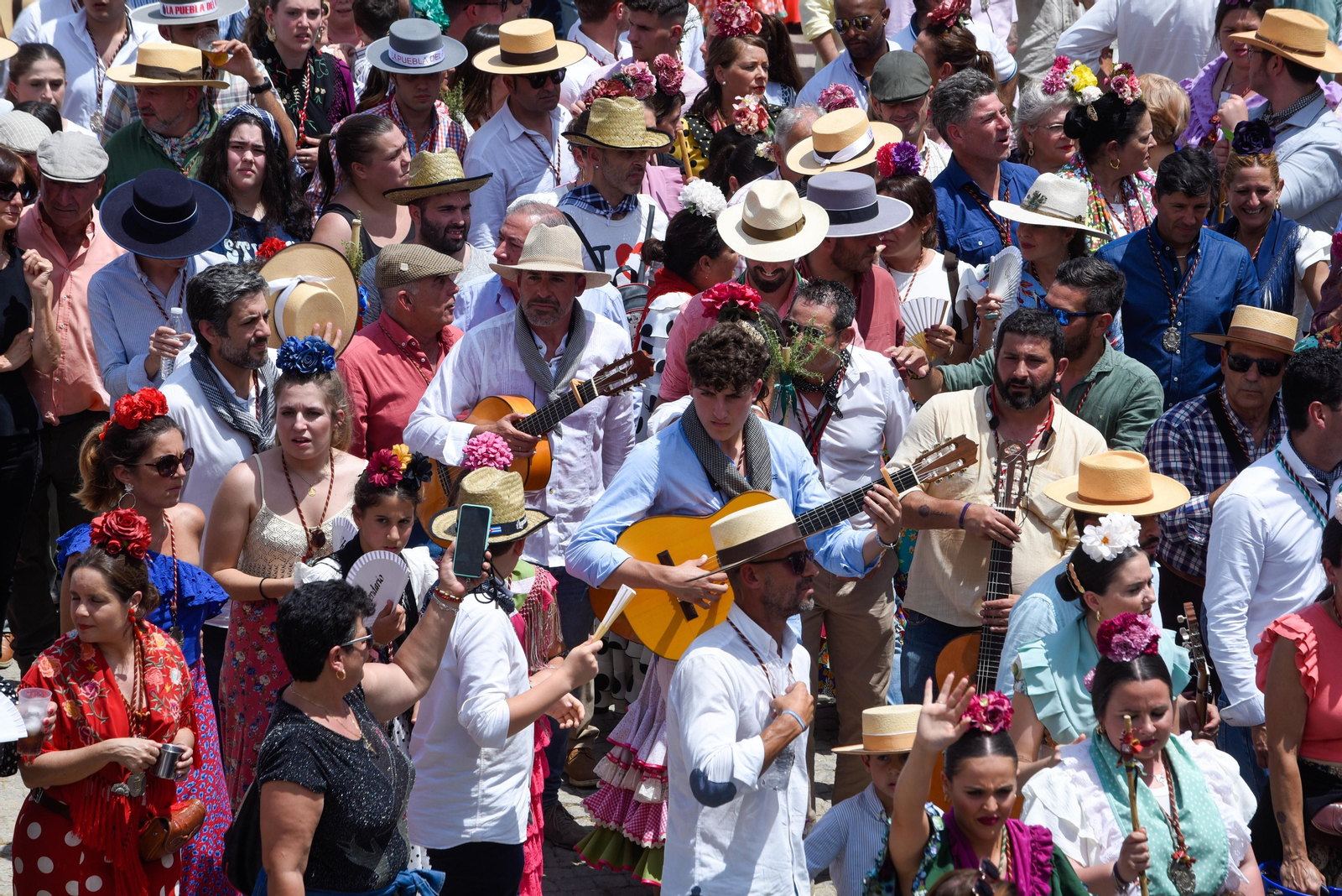 El paso de las Hermandades de Coria y La Puebla del Río por Villamanrique, en imágenes