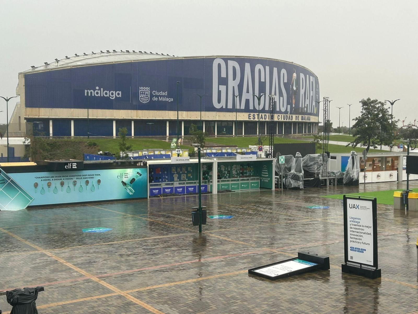 Los exteriores del Carpena tras las las primeras lluvias y aplazarse el inicio del tenis