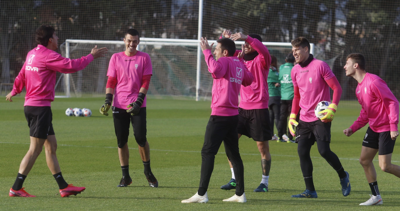 Los jugadores del Córdoba CF bromean en un entrenamiento. Los jugadores del Córdoba CF bromean en un entrenamiento.