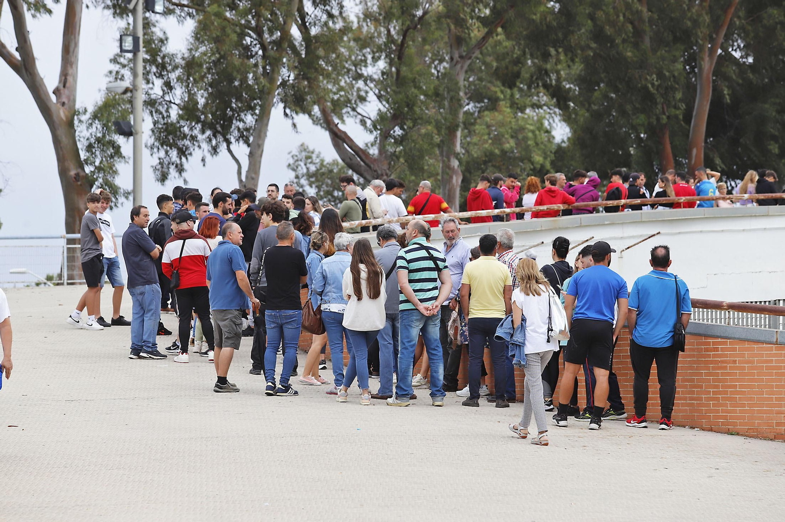 Largas colas para comprar las últimas entradas de la final del Recreativo de Huelva