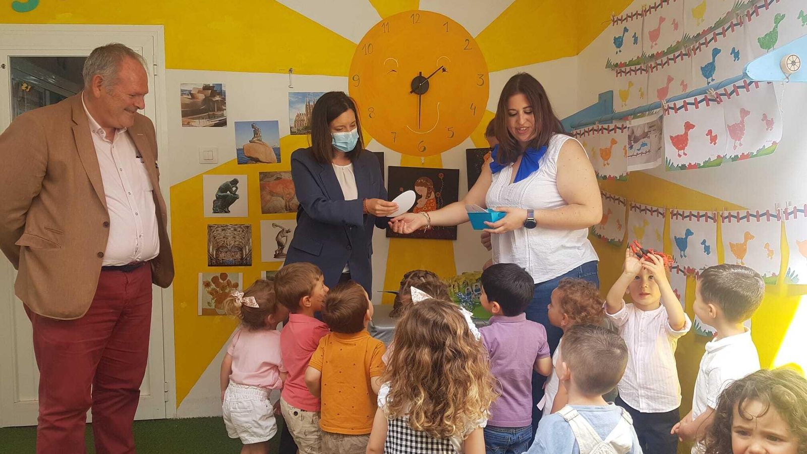 La alcaldesa coge una de las distinciones para los pequeños artistas de 'El Ángel de la Guarda'.