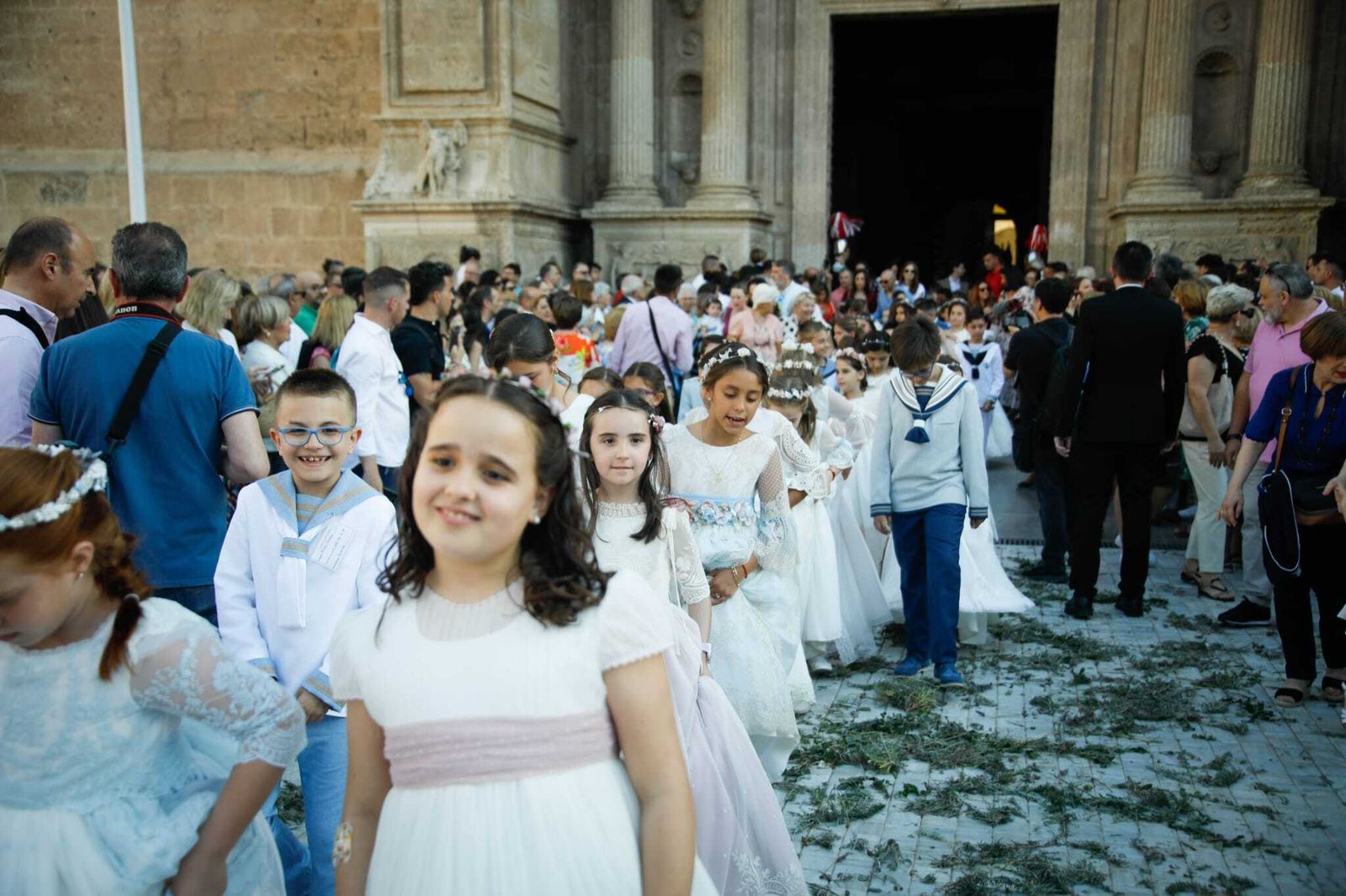 Imágenes de la procesión del Corpus Christi en Almería: así han sido la misa y la posterior marcha por la capital