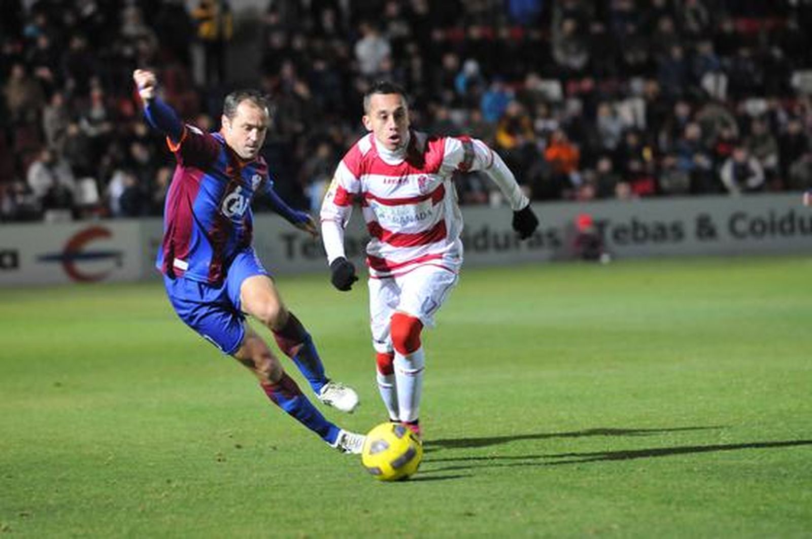 Orellana se marcha de un defensa oscense. / LOF