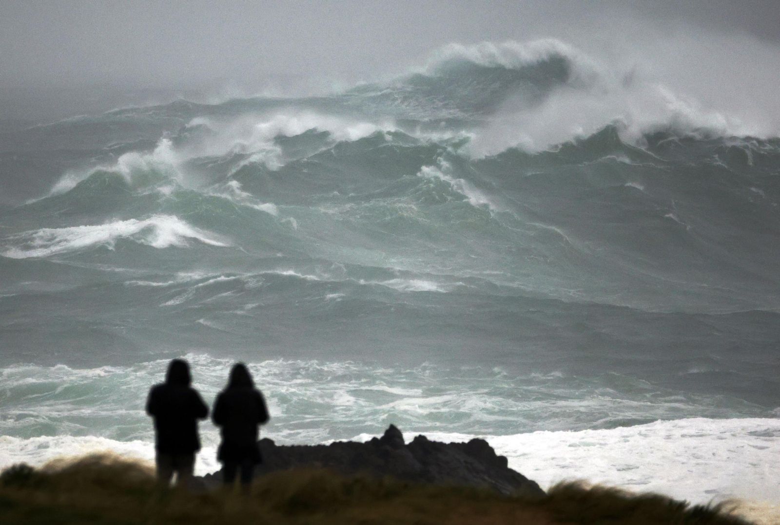 Las impresionantes olas que provoca Herminia en la costa norte de España