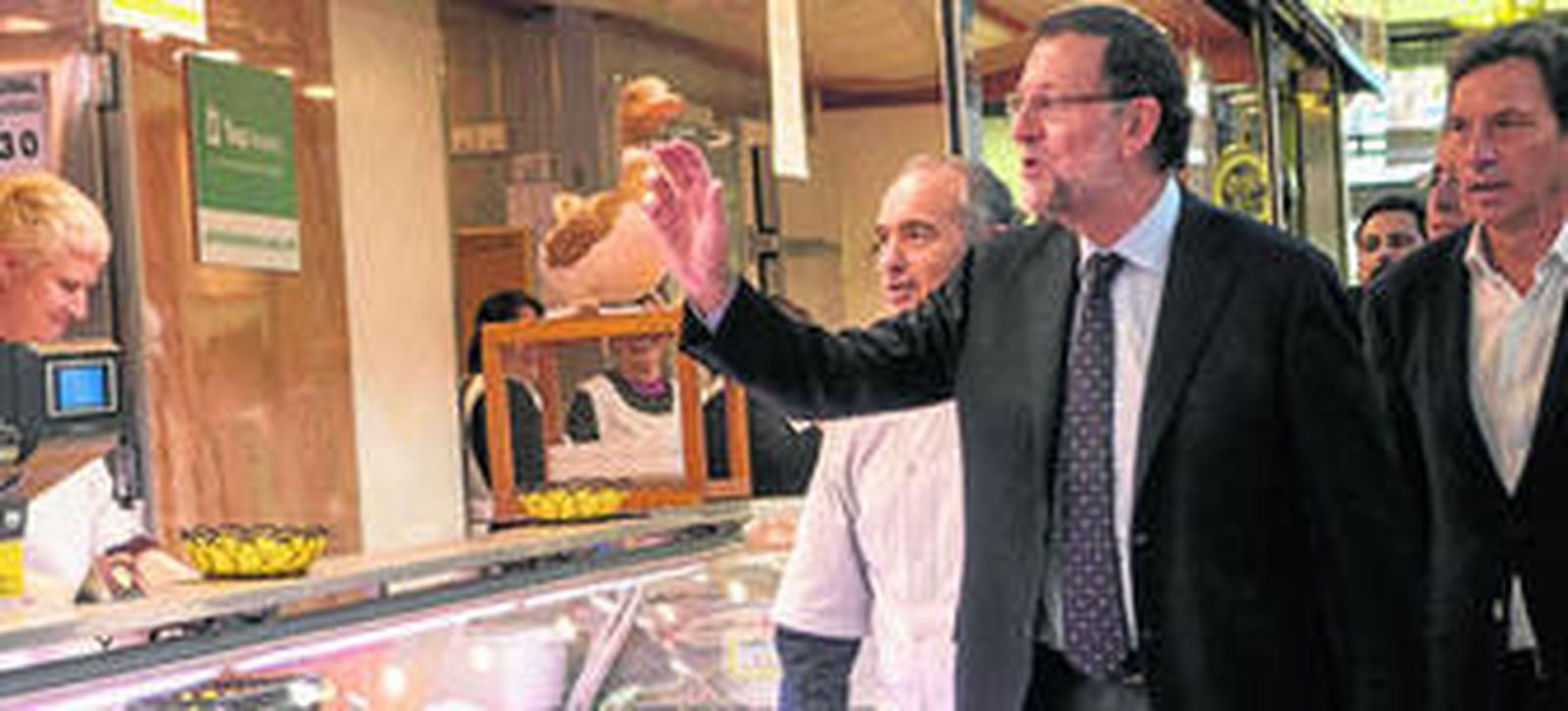 Mariano Rajoy, ayer de paseo por un mercado de Palma de Mallorca.