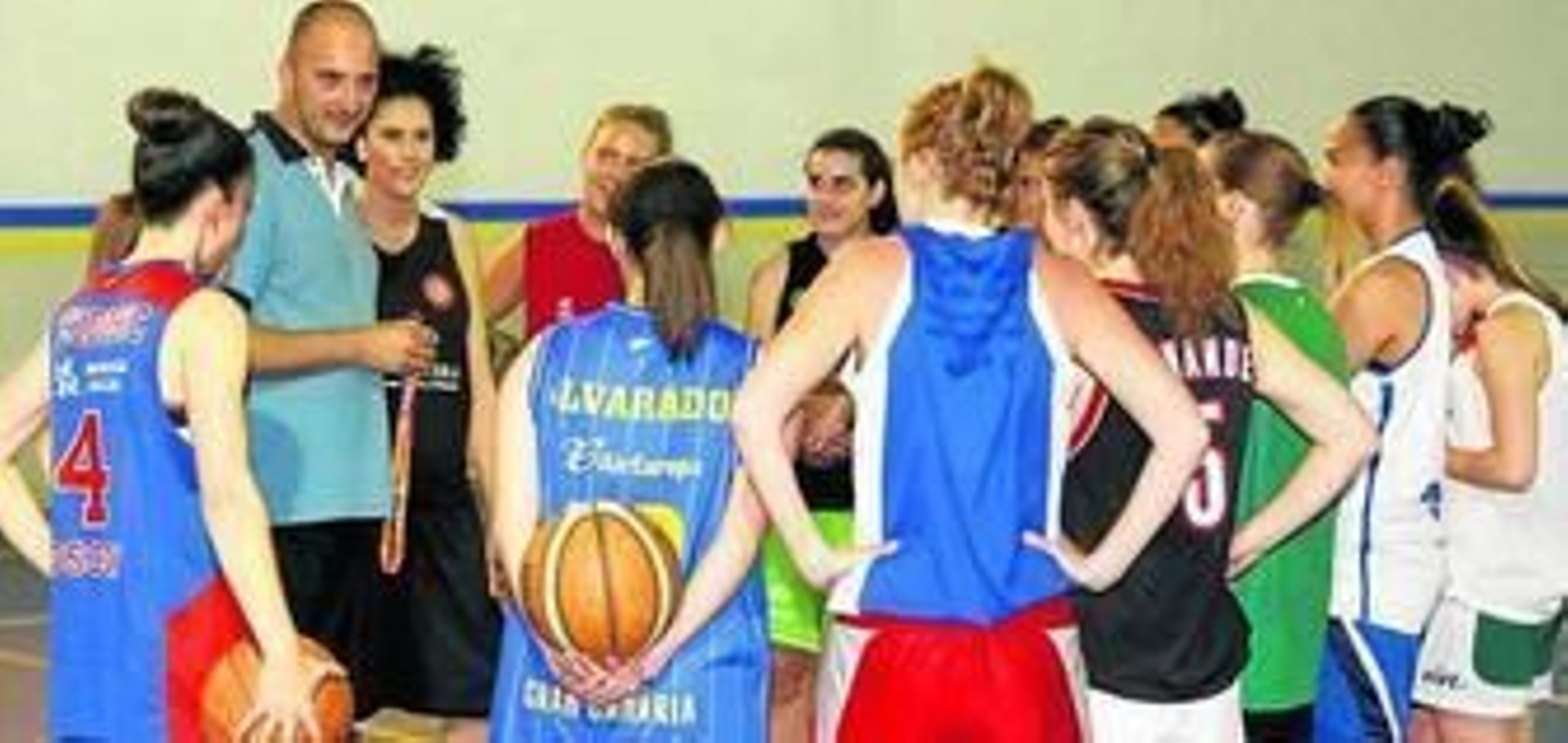 Las chicas del Gamarra, en un entrenamiento reciente en su colegio.