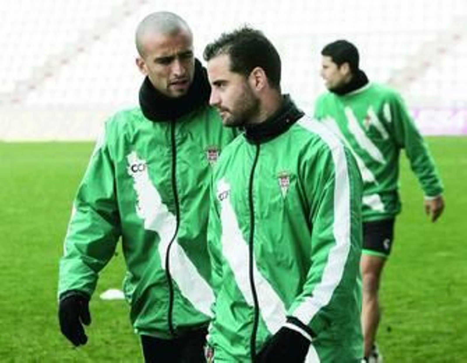 Cristian Álvarez charla con Ito, con Rubén al fondo.