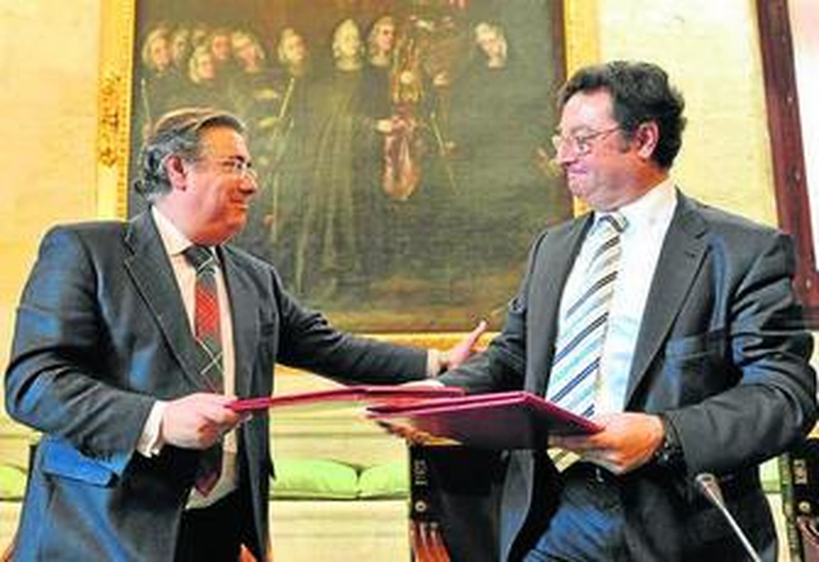 Zoido y Fernández tras la firma del convenio.