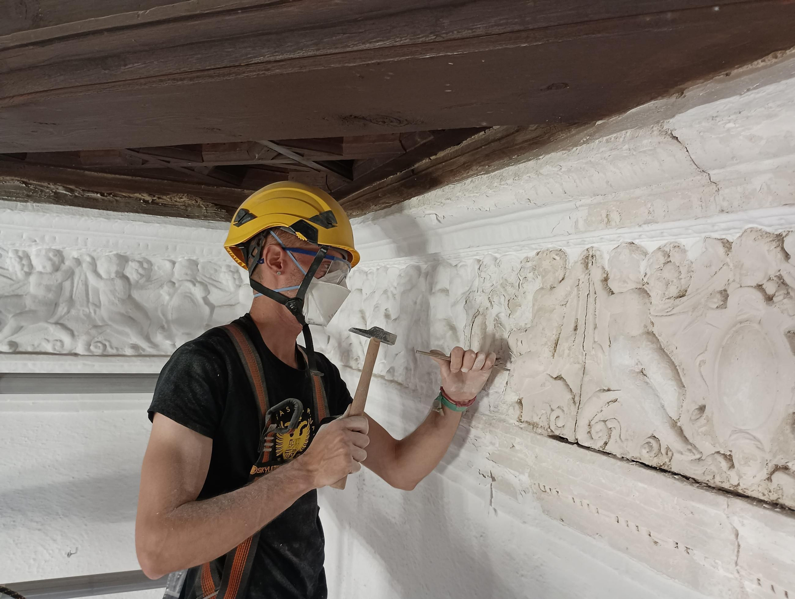 El friso del Salón de Rectores de la Universidad de Granada afronta una segunda fase de restauración