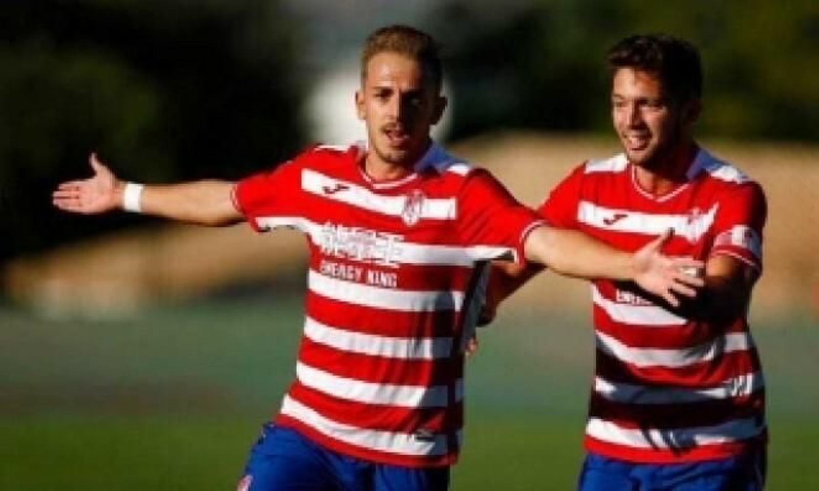 Víctor Morillo celebra un gol conseguido para el Recreativo Granada.