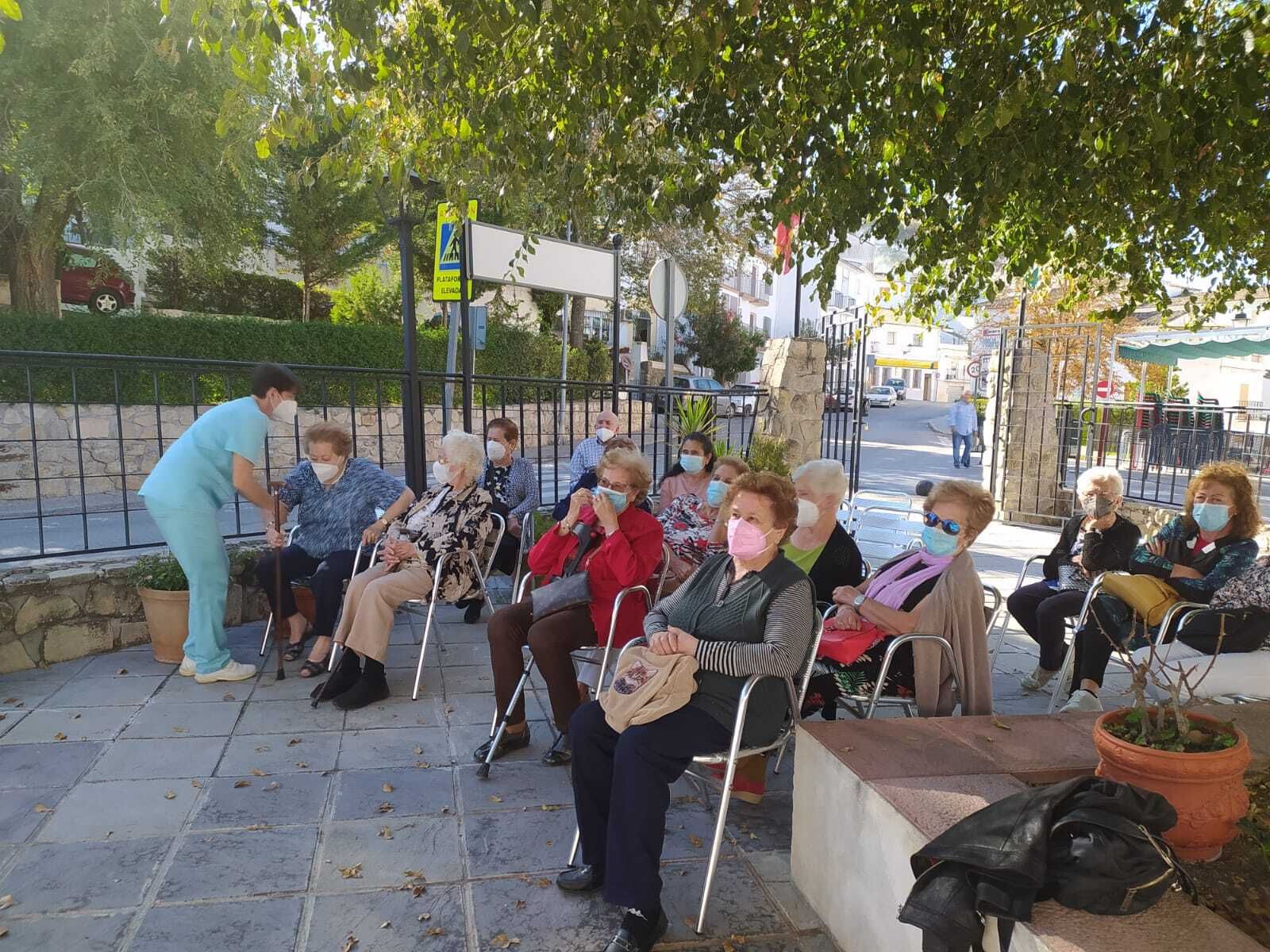 Pasodobles, boleros y chachachás: Montefrío organiza una verbena terapéutica para fomentar las relaciones sociales de los mayores