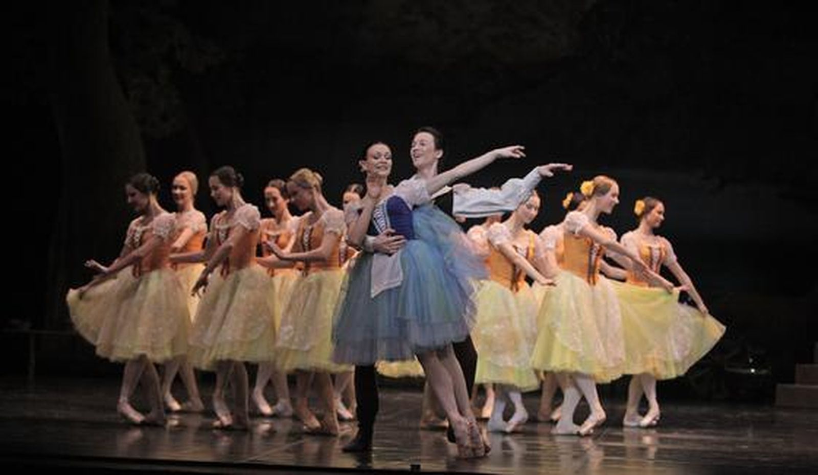 Imágenes de 'Giselle' en el Teatro de la Maestranza. / Antonio Pizarro