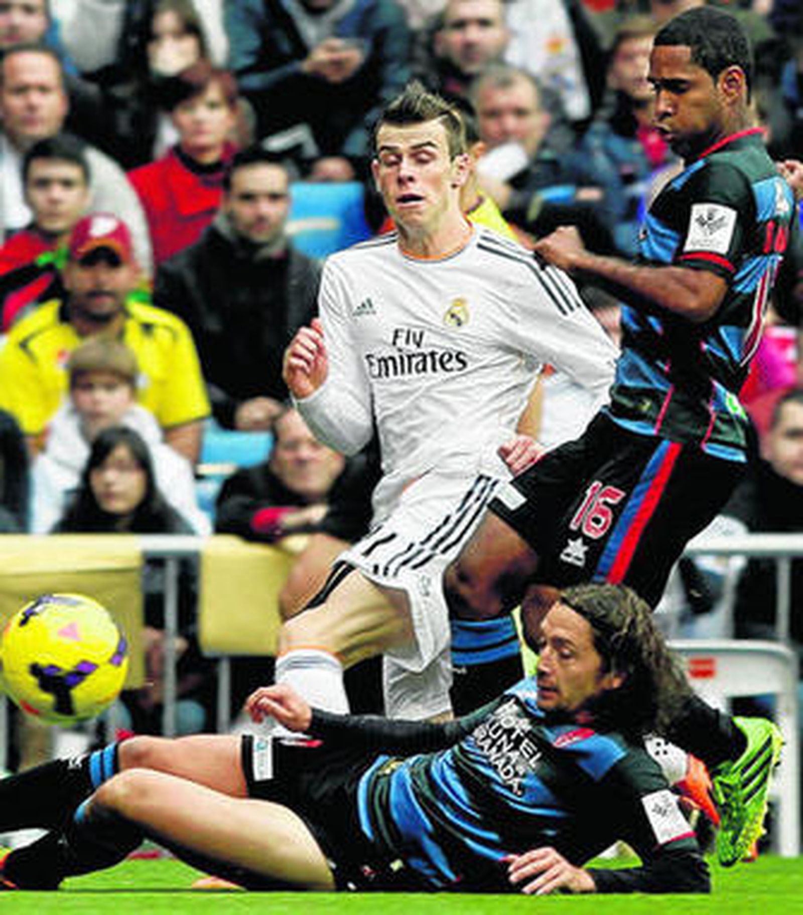 Iturra ayuda a Brayan Angulo para tapar un centro de Gareth Bale.